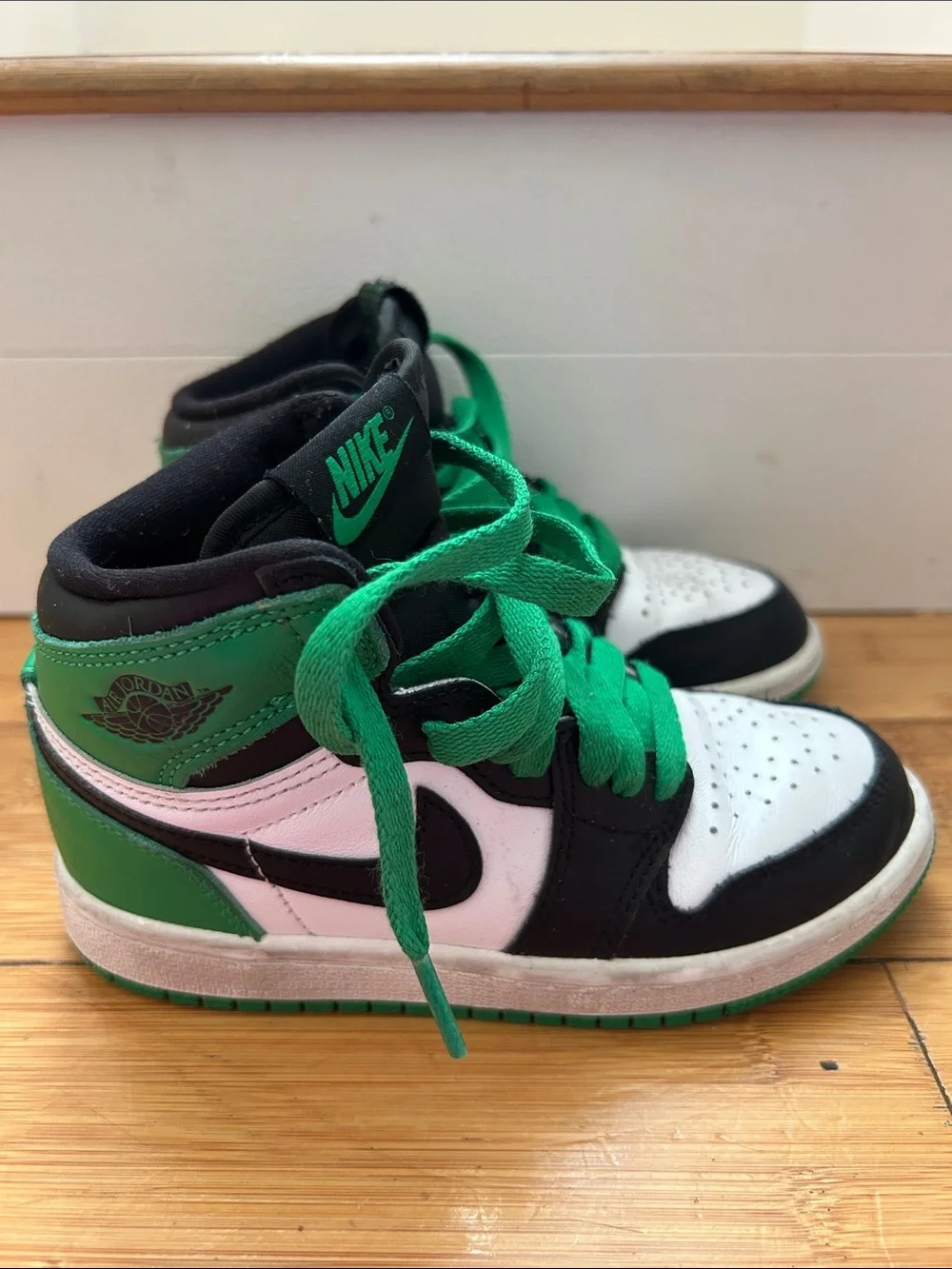 Jordan 1 Retro High OG Kids High-Top Sneakers in Black, White & Green